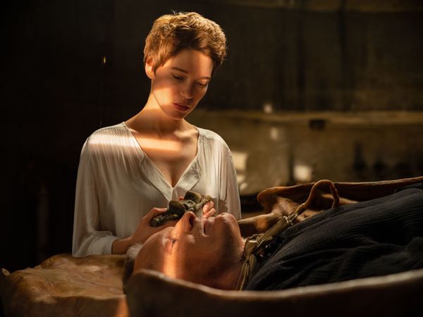 Cannes 75 | Crimes of the Future: il film-plastica di Cronenberg vinto da un bacio con la lingua