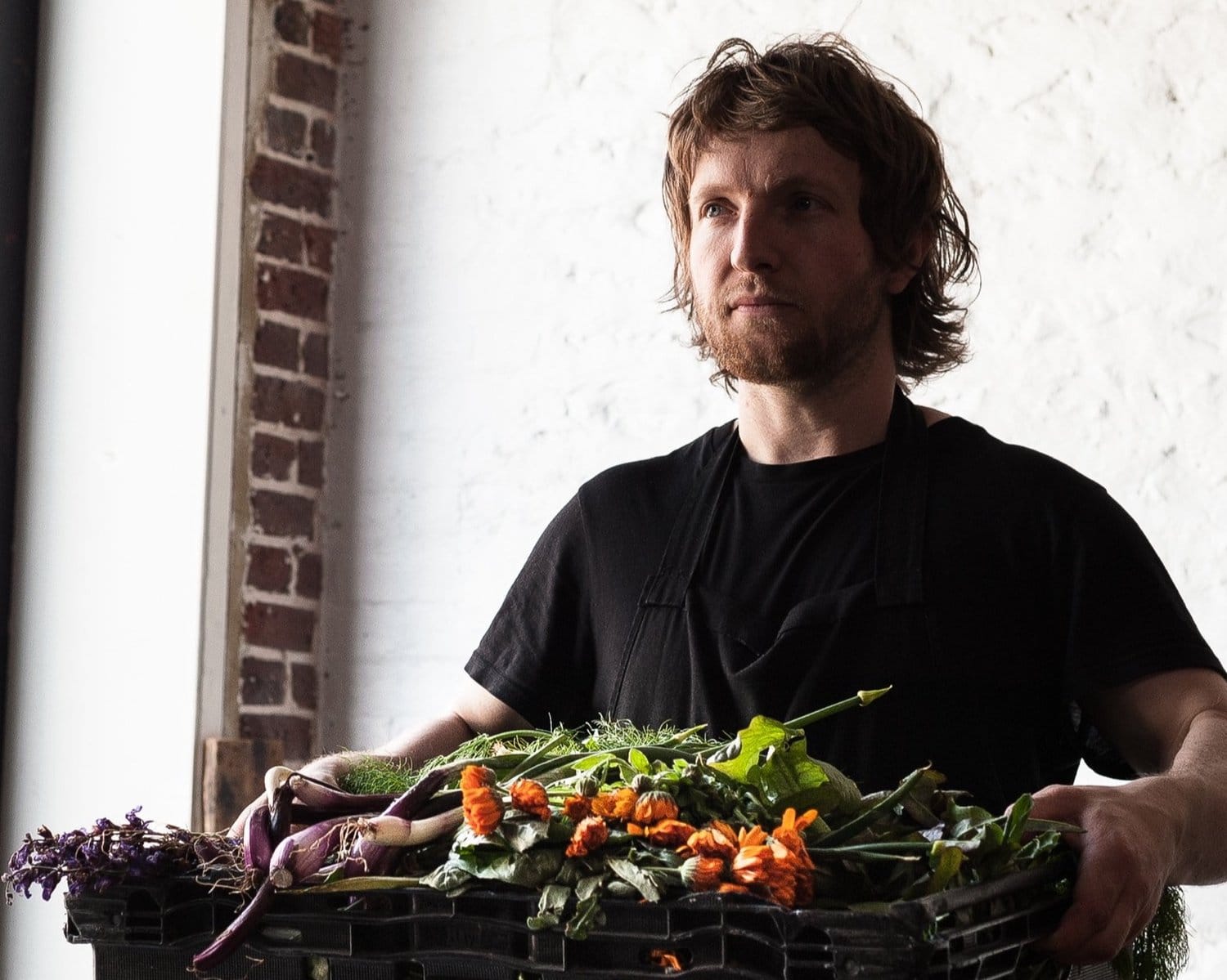 Chef Douglas McMaster con un cesto di ortaggi