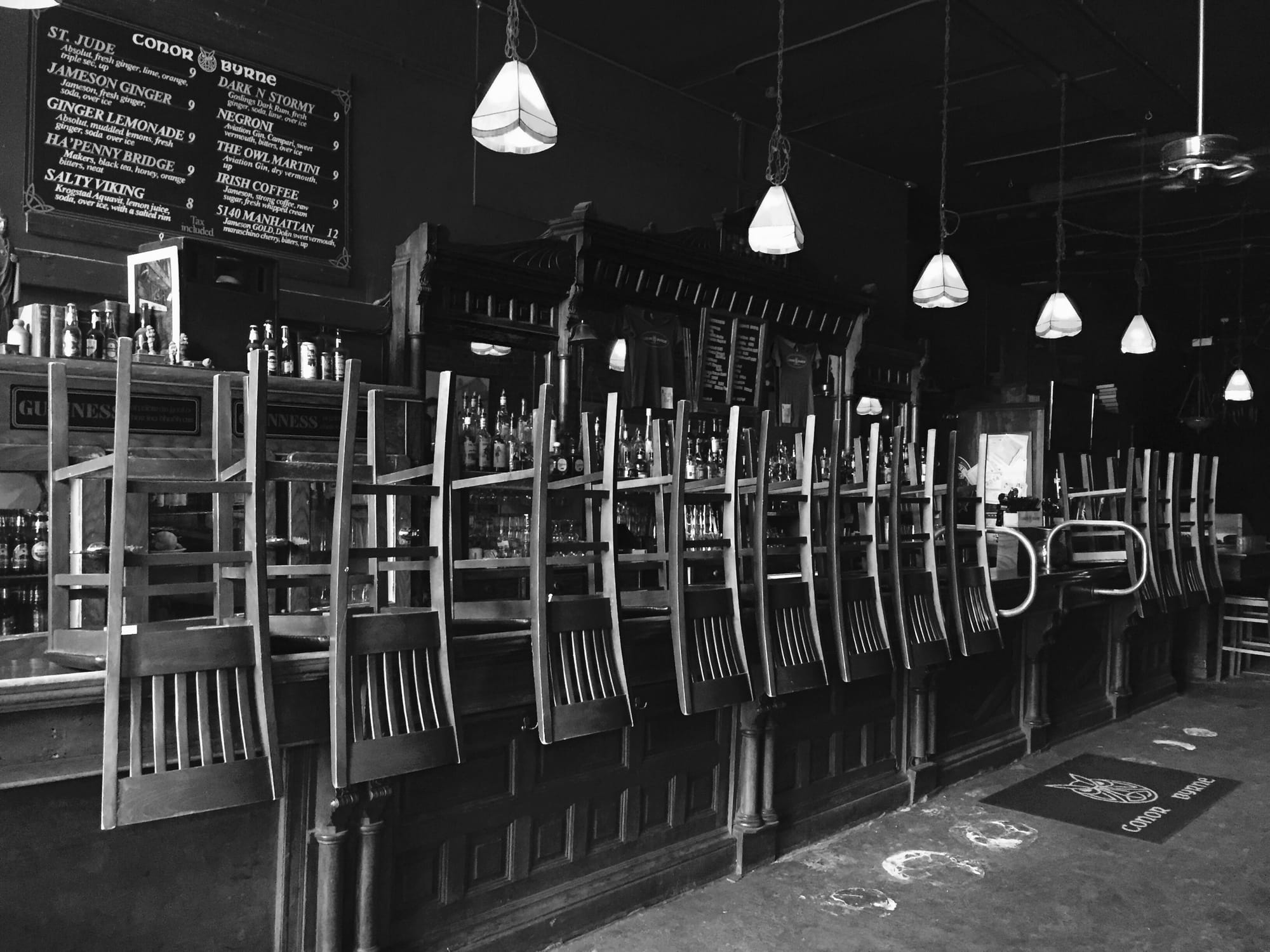 Sedie capovolte sul bancone di un locale chiuso. Ferie e permessi ristorazione HoReCa