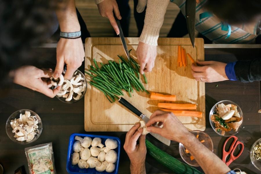 Dettaglio dall'alto di una cooking class: evento esperienziale e workshop di cucina