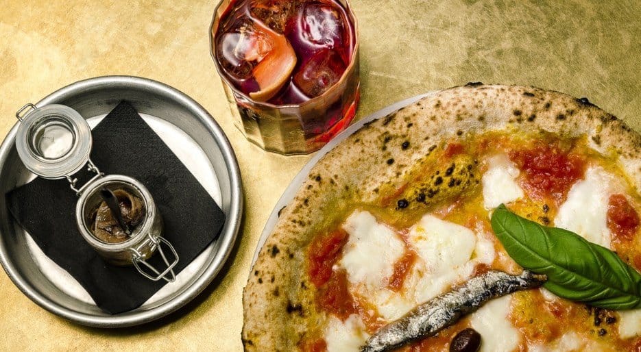 Pizza e cocktail, il nuovo trend del food pairing. Futuro della ristorazione, mix tradizione e innovazione.
