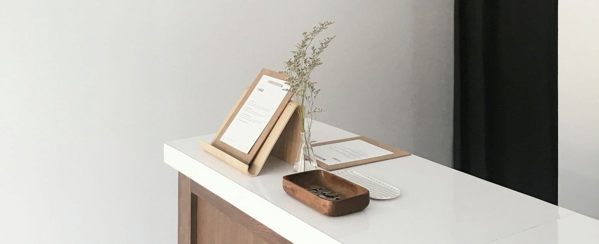 Hostess e receptionist di ristorante lavorare nell'accoglienza