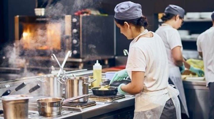 Chef in cucina che prepara un piatto