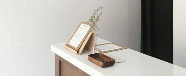 Hostess e receptionist di ristorante lavorare nell'accoglienza