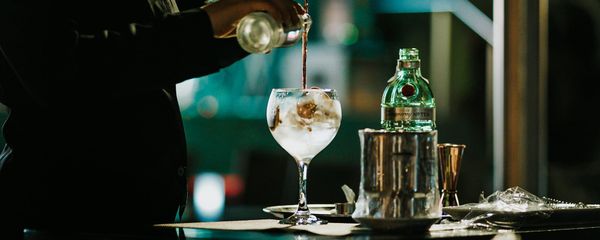 Chi è il Barback: il supporto essenziale dietro il banco del bar