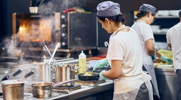 Chef in cucina che prepara un piatto