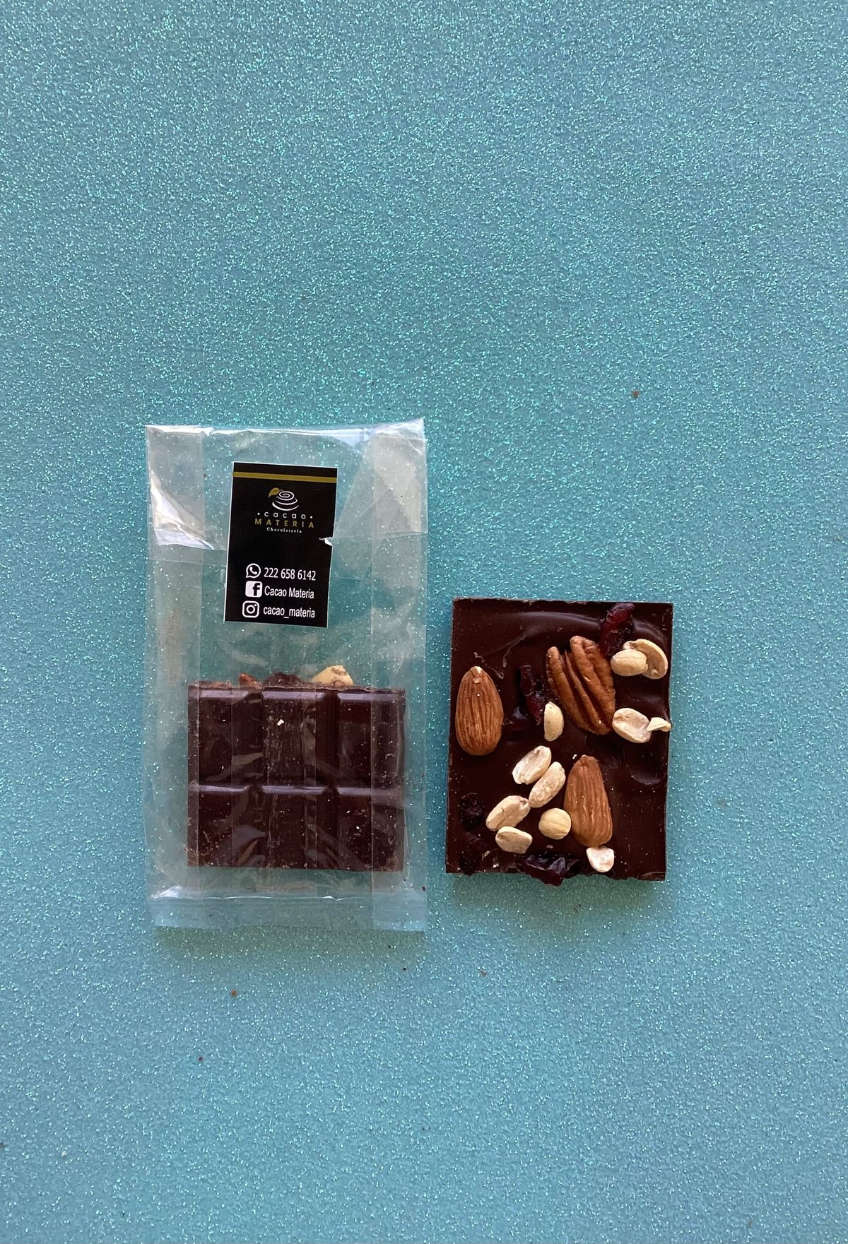 Chocolate semiamargo con almendras, nueces e imaginación.