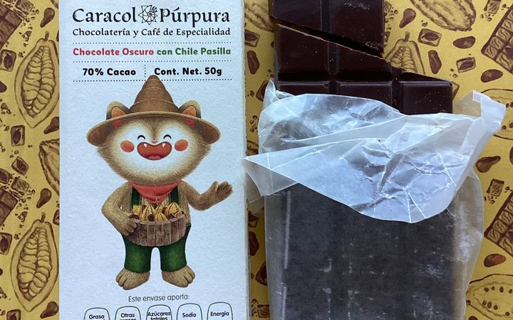 Chocolate 70% con chile pasilla, llantos y sustancia.