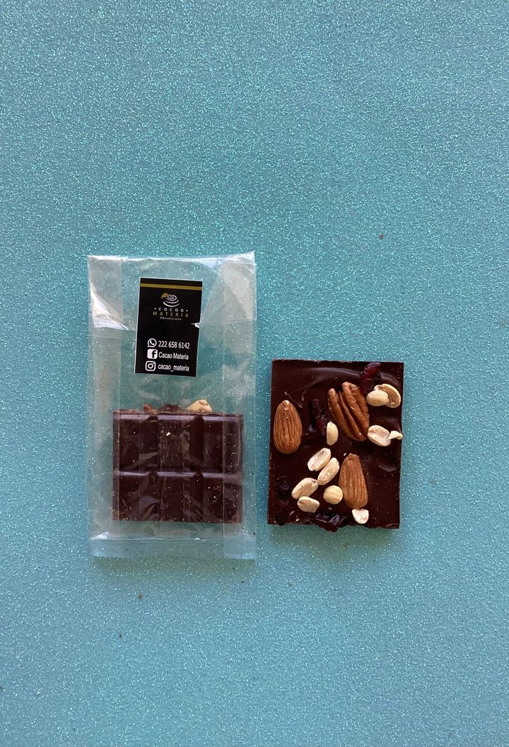 Chocolate semiamargo con almendras, nueces e imaginación.