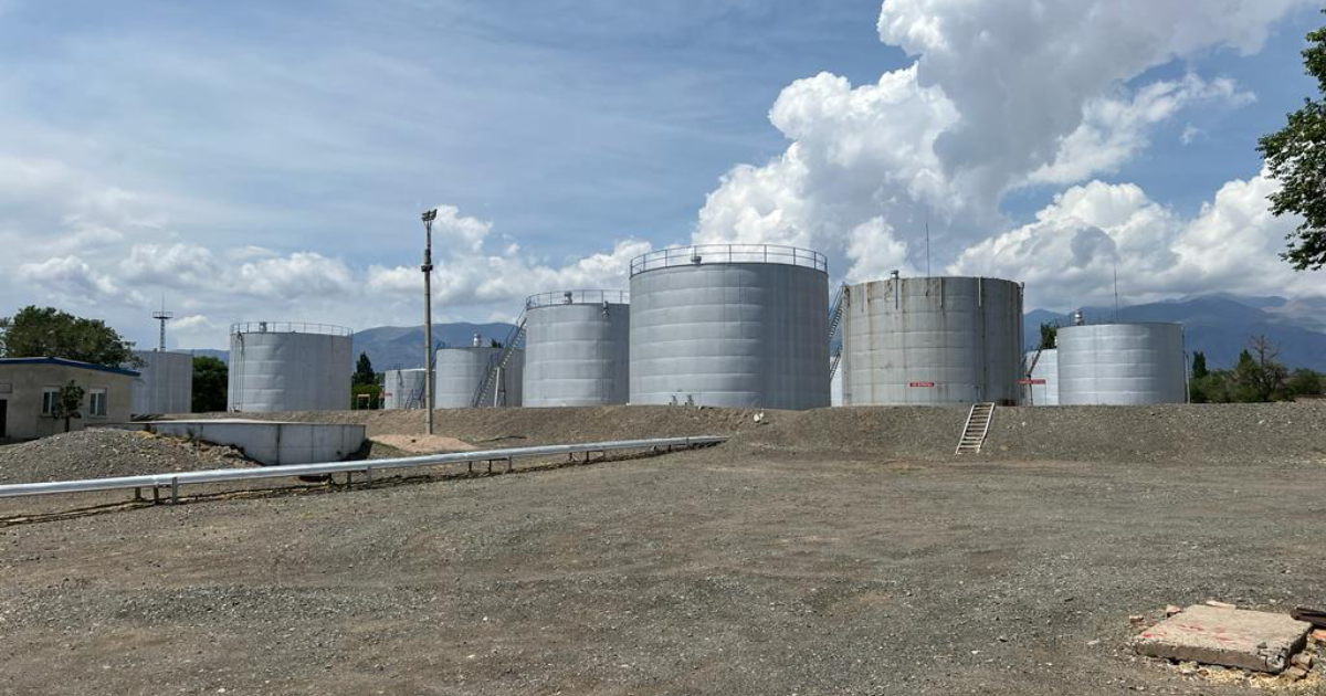 В Балыкчы есть риск утечки нефти в озеро Иссык-Куль - депутаты ЖК