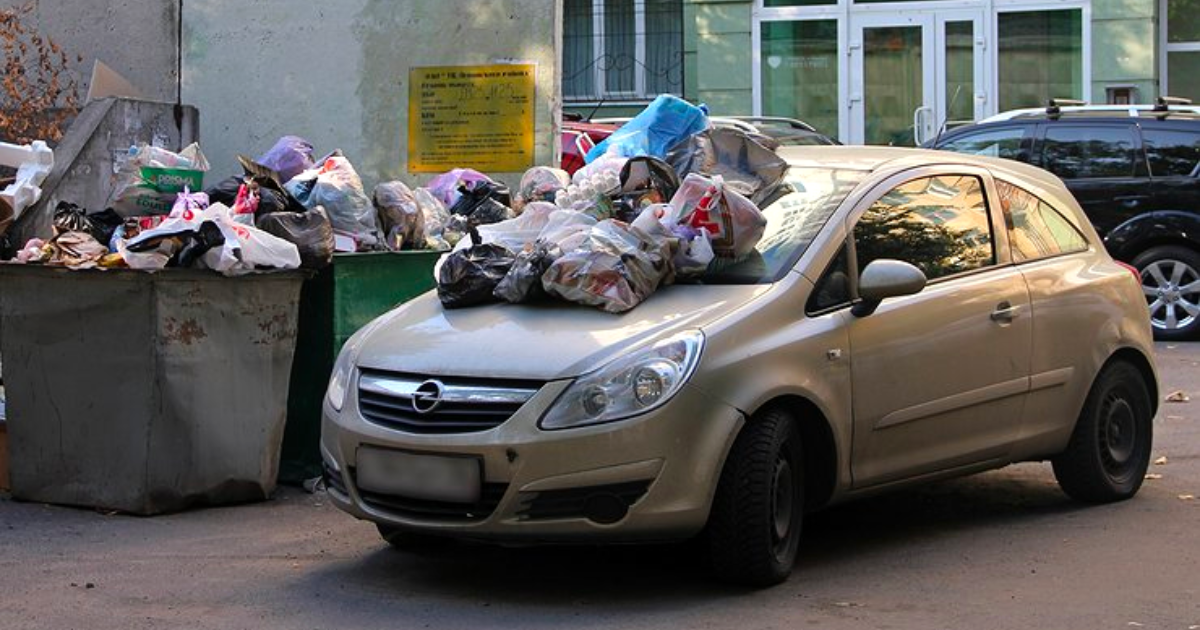 Паркующиеся возле мусорных баков машины будут увозить на штрафстоянку
