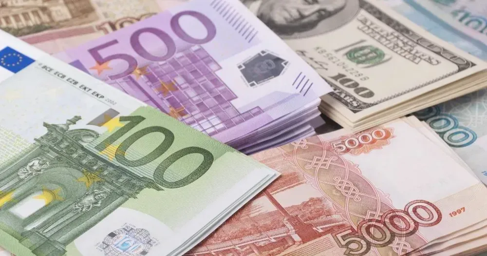 Рубль подешевел почти на 2.5% - официальные курсы валют