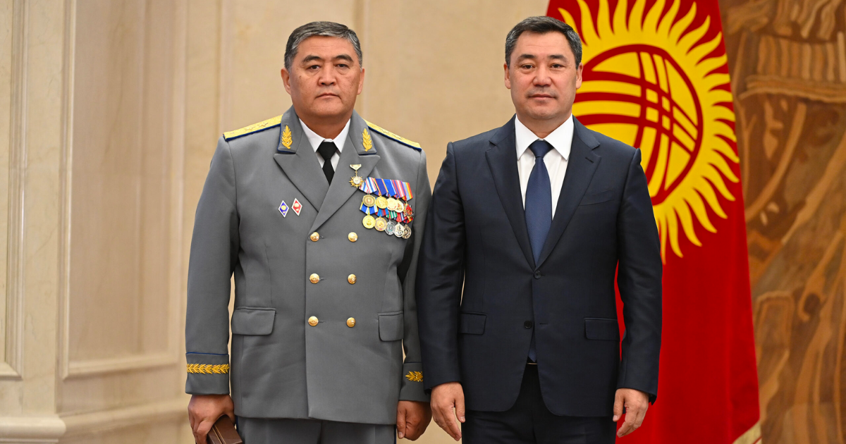 Садыр Жапаров и Камчыбек Ташиев полетели в Джалал-Абад рейсом эконом-класса