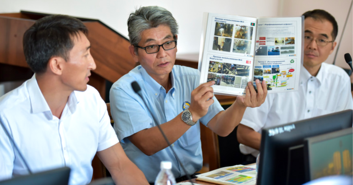 Японская компания презентовала мэрии Бишкека технологию холодного асфальта