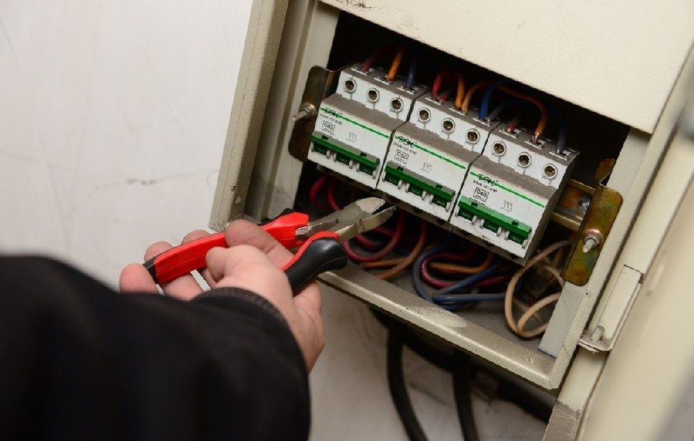 Завтра в Бишкеке отключат электроэнергию более 6200 абонентам за неуплату