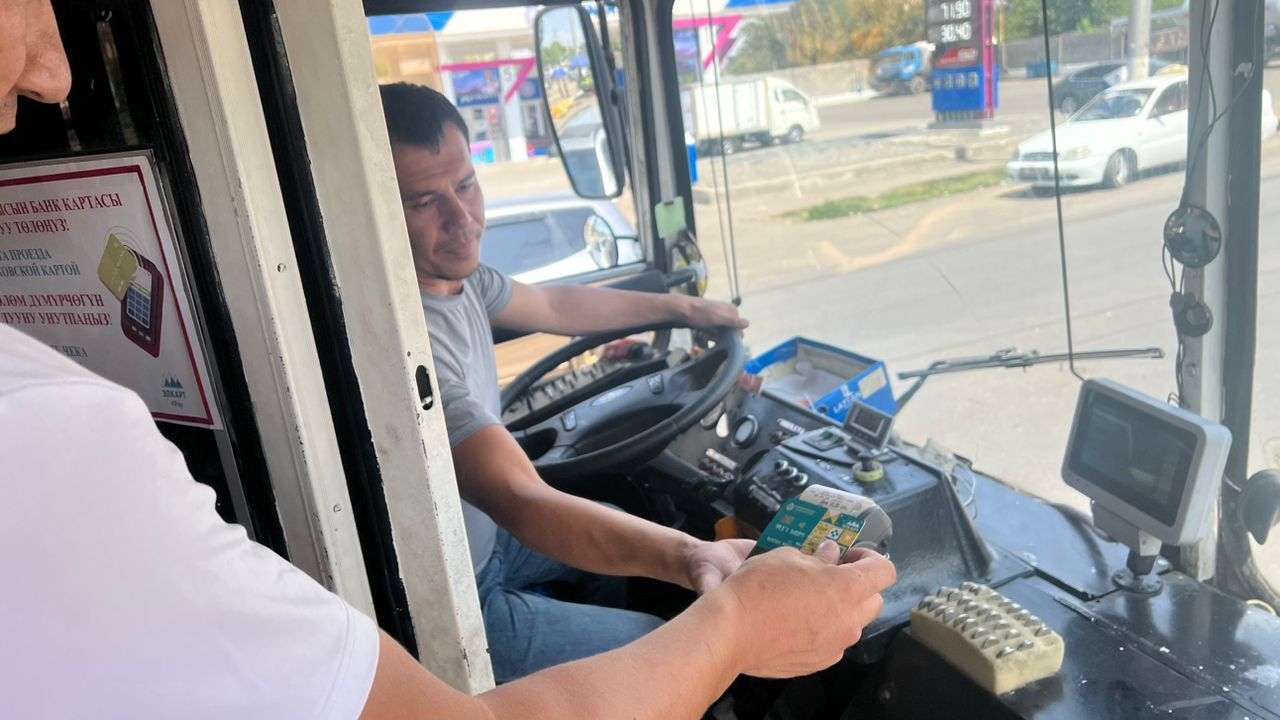 В Оше запустили бесконтактную оплату проезда