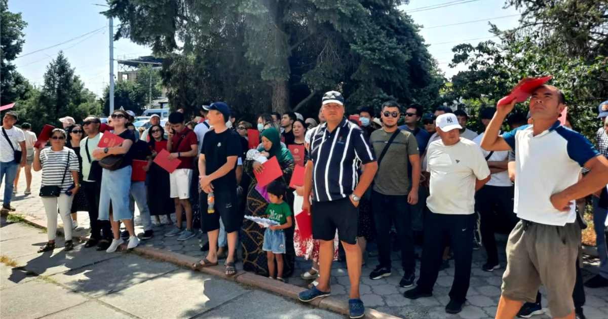 Около 650 кыргызстанцам отменили "красные книги" – недовольные вышли на митинг