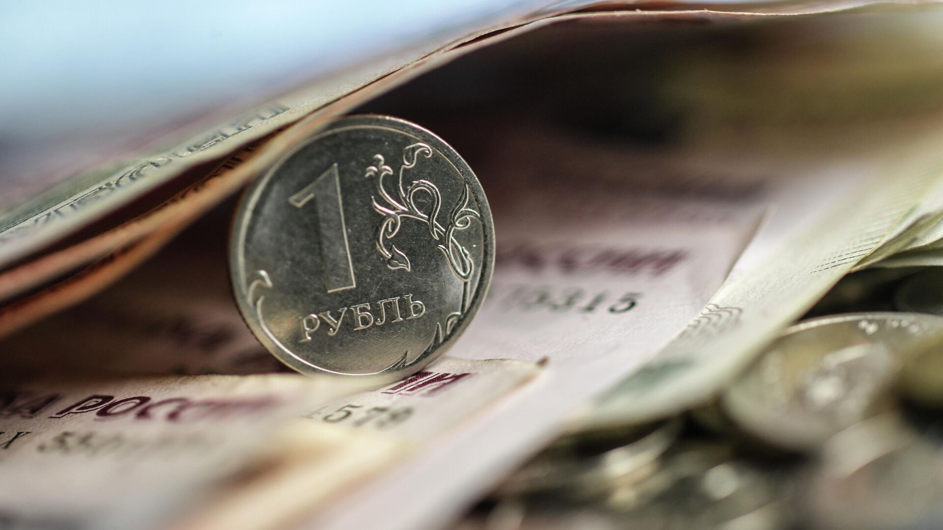 Рубль в очередной раз снизился к сому – официальные курсы валют