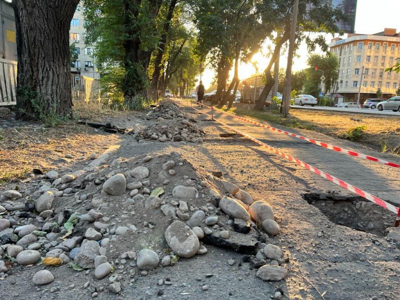 "Золотой дракон" попытался самовольно захватить земли – за это ресторан обязали проложить новый тротуар
