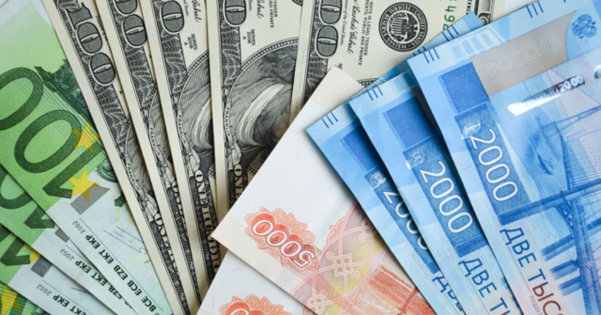 Три основные валюты упали в цене к сому, тенге незначительно вырос - официальные курсы валют