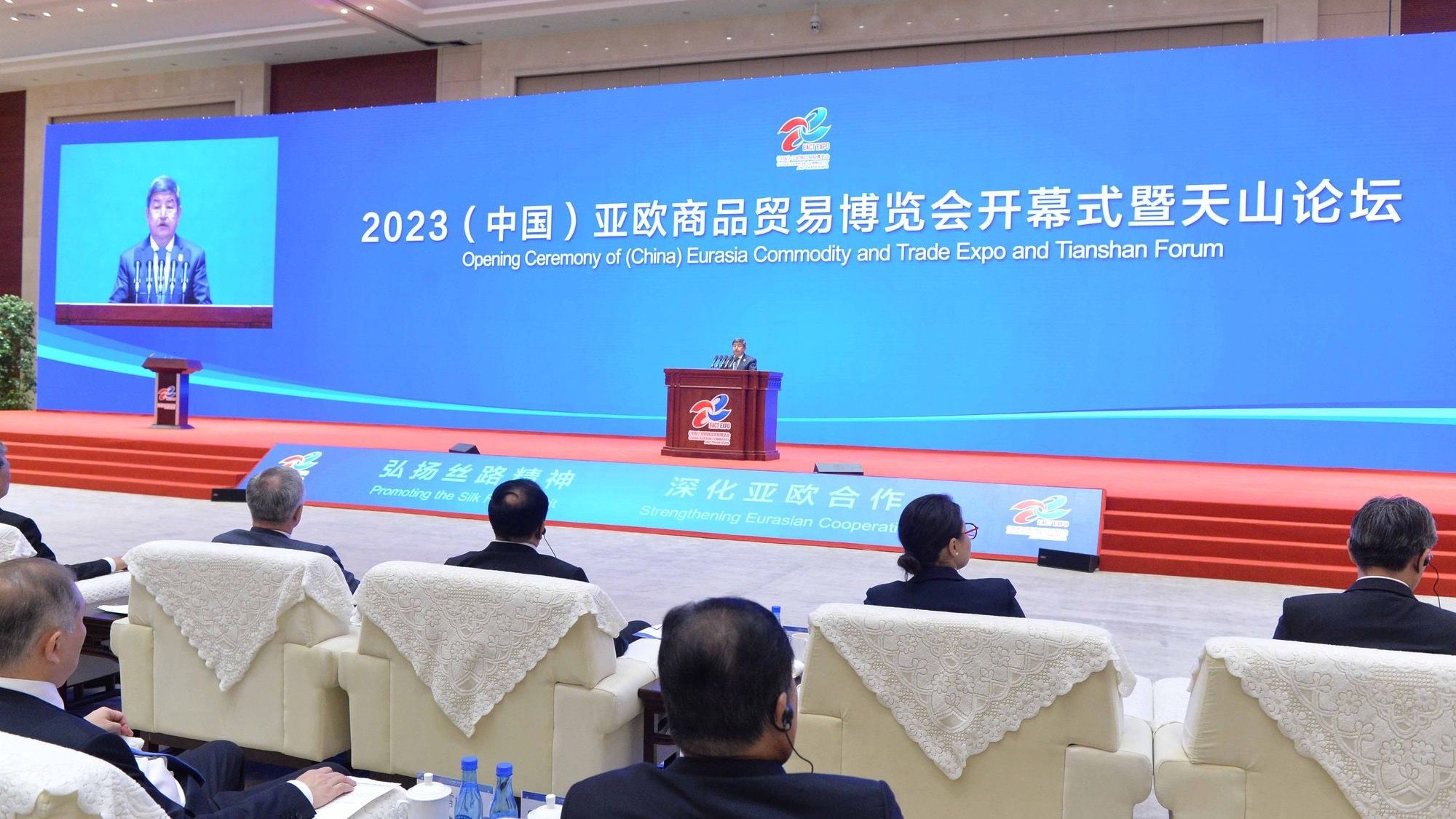 Кыргызстан готов поставлять в Китай экологически чистую продукцию — Акылбек Жапаров