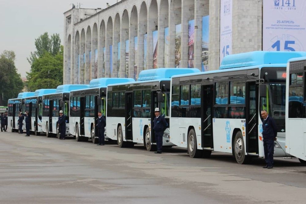 В автобусах Бишкека можно расплатиться наличкой - из-за дефицита карт "Тулпар"