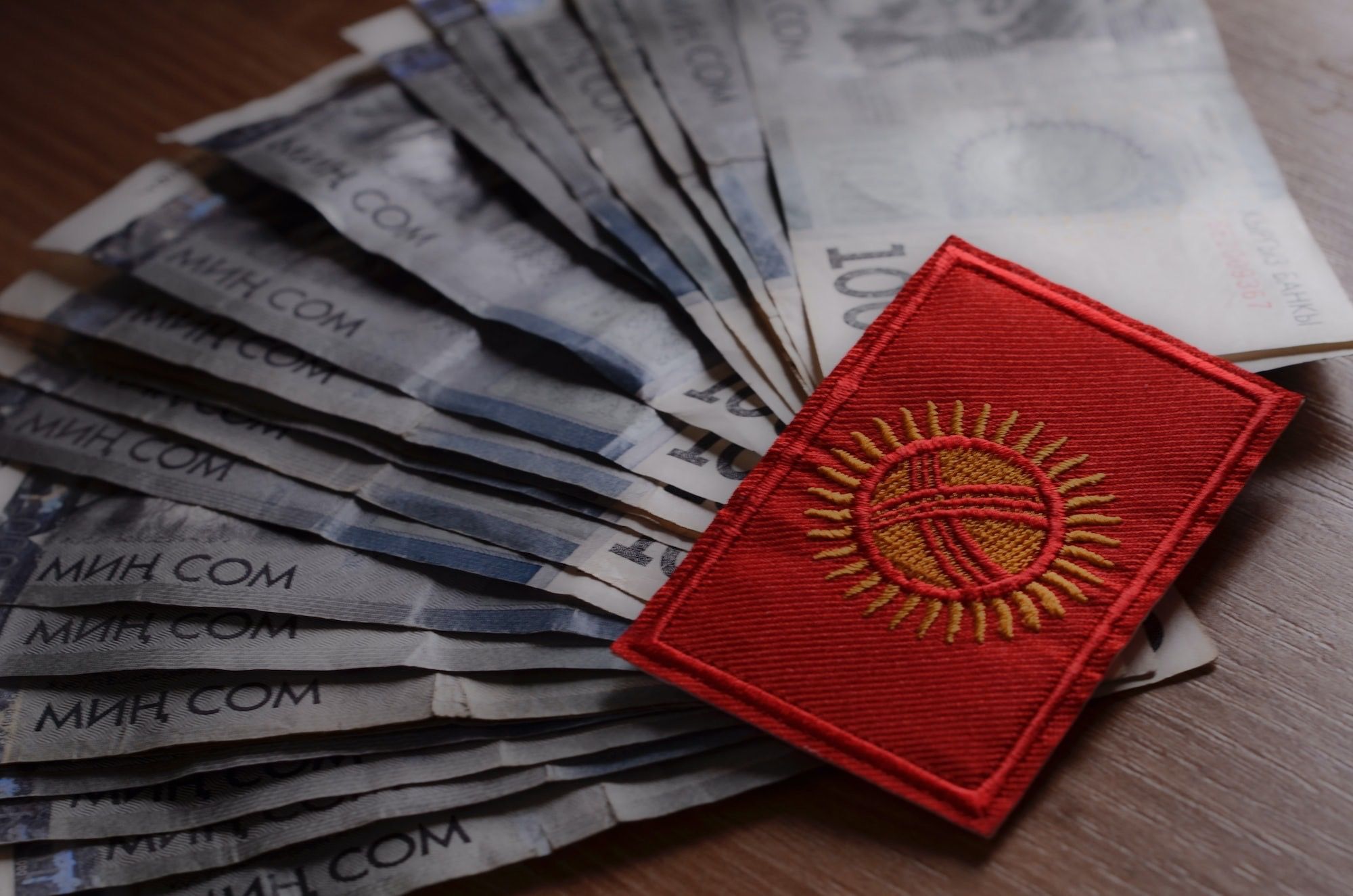 Все основные валюты подорожали к сому, кроме тенге - официальные курсы