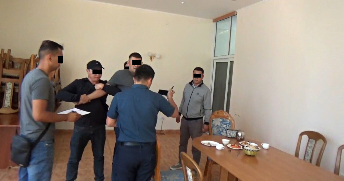 Инспектор Налоговой службы вымогал у бизнесмена взятку и угрожал дополнительными налогами