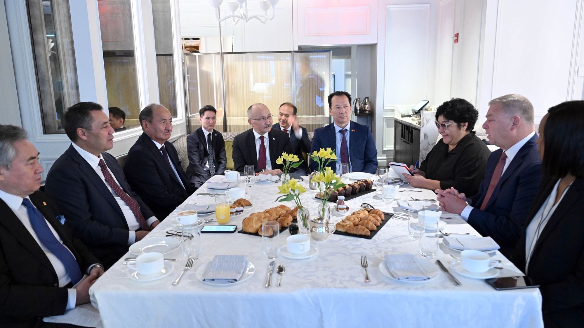 Садыр Жапаров поручил Минздраву договориться с американской Medtronic о поставке медизделий в Кыргызстан