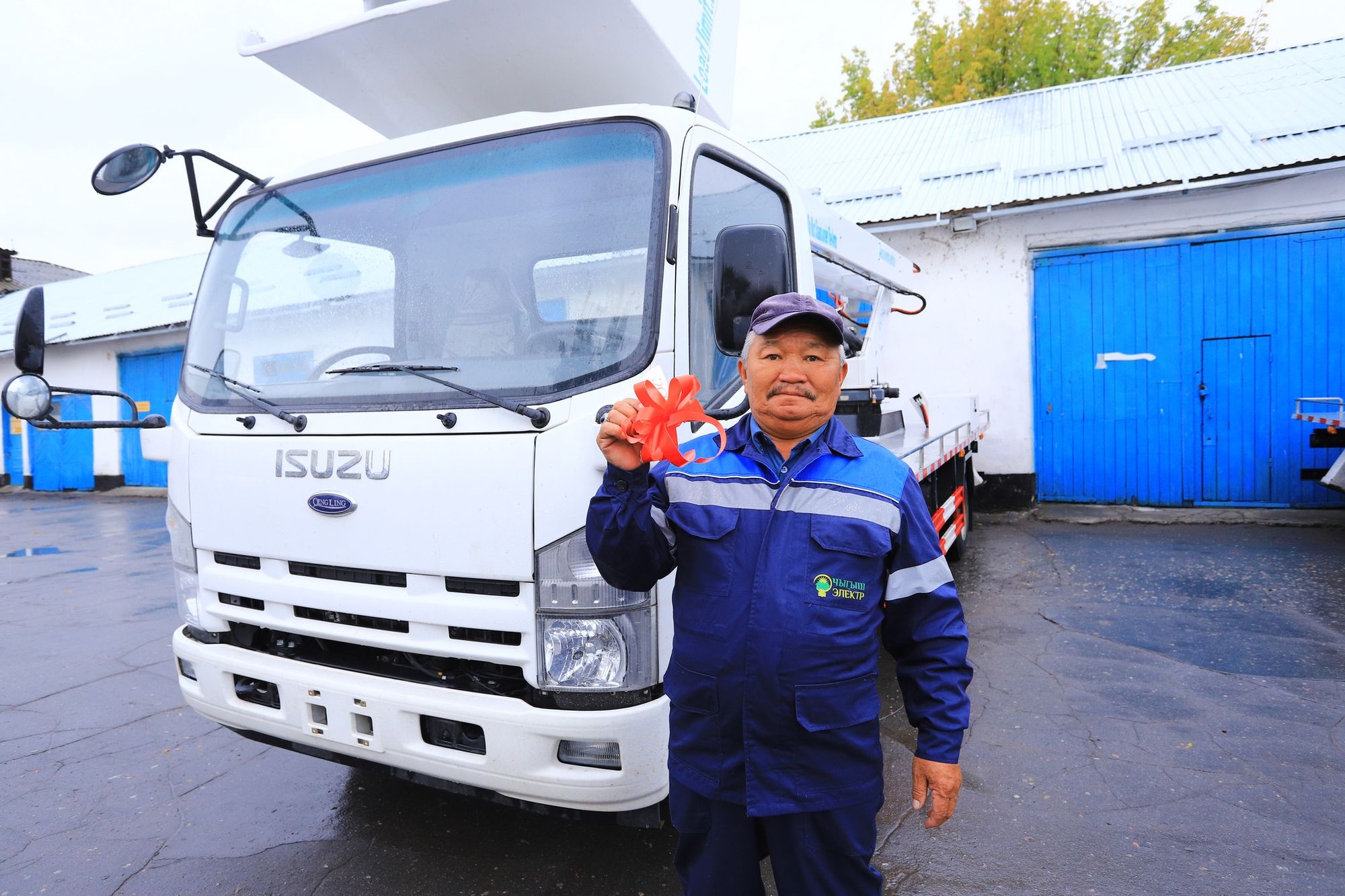 Минэнерго передал НЭСК четыре автовышки - до конца года обещают передать еще 48