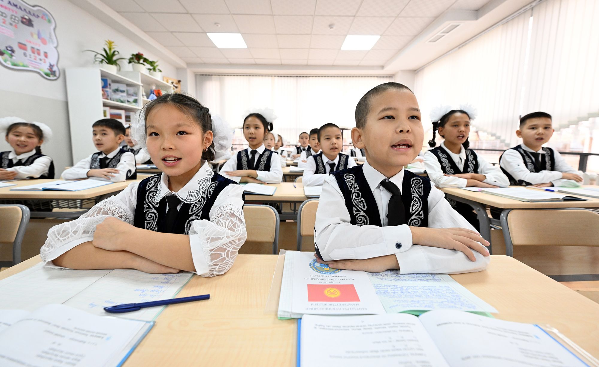 США обеспечили 470 тысяч учеников в КР учебными материалами по математике и чтению