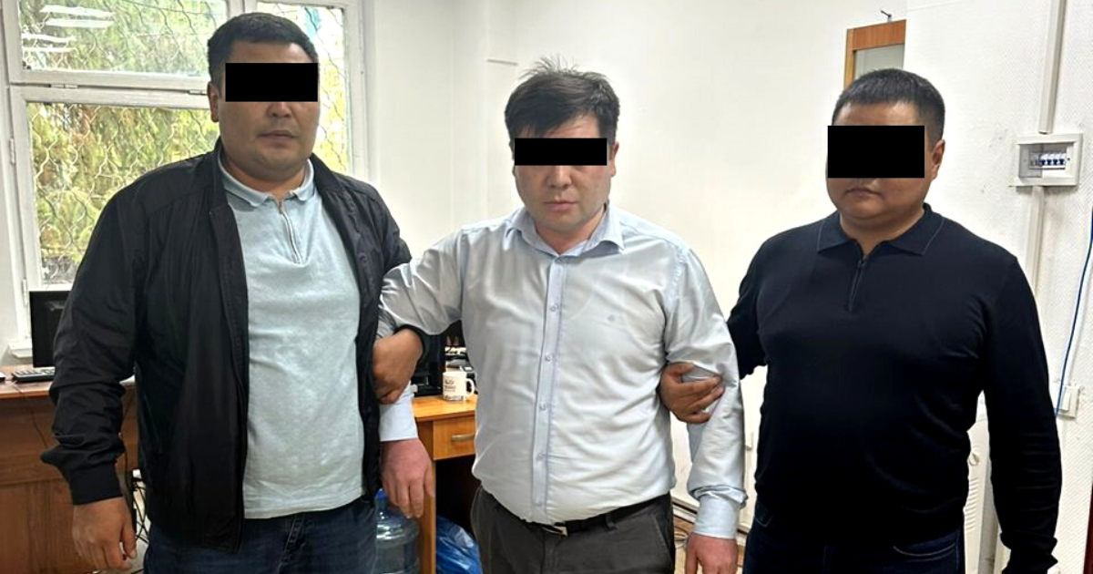 Сотрудник Налоговой службы вымогал у бизнеса деньги и угрожал штрафами – его задержали