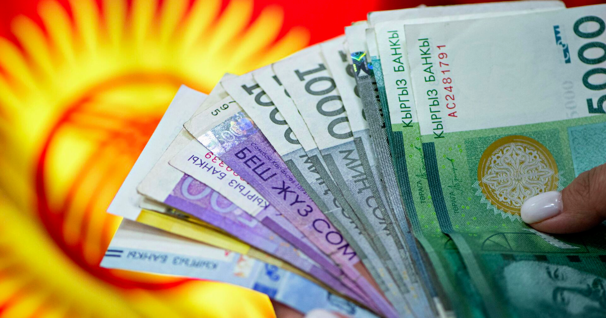 Треть опрошенных кыргызстанцев ожидает ослабление сома через год