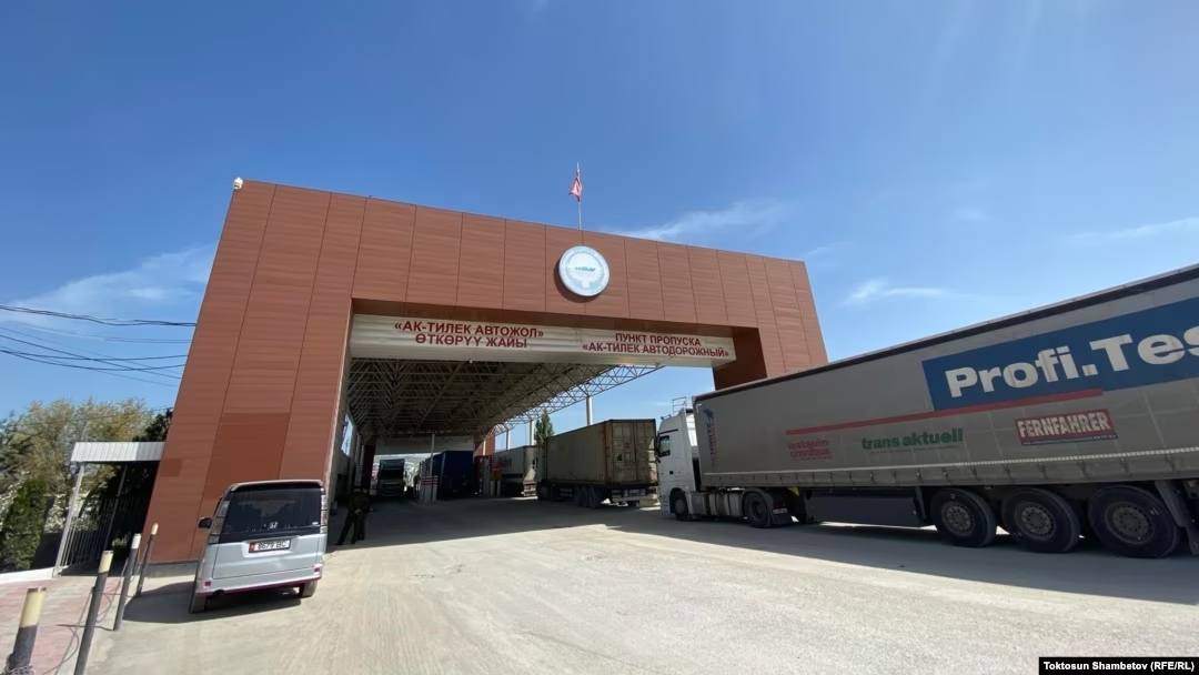 На границе с Казахстаном скопилось более 400 грузовиков - пограничники назвали причину