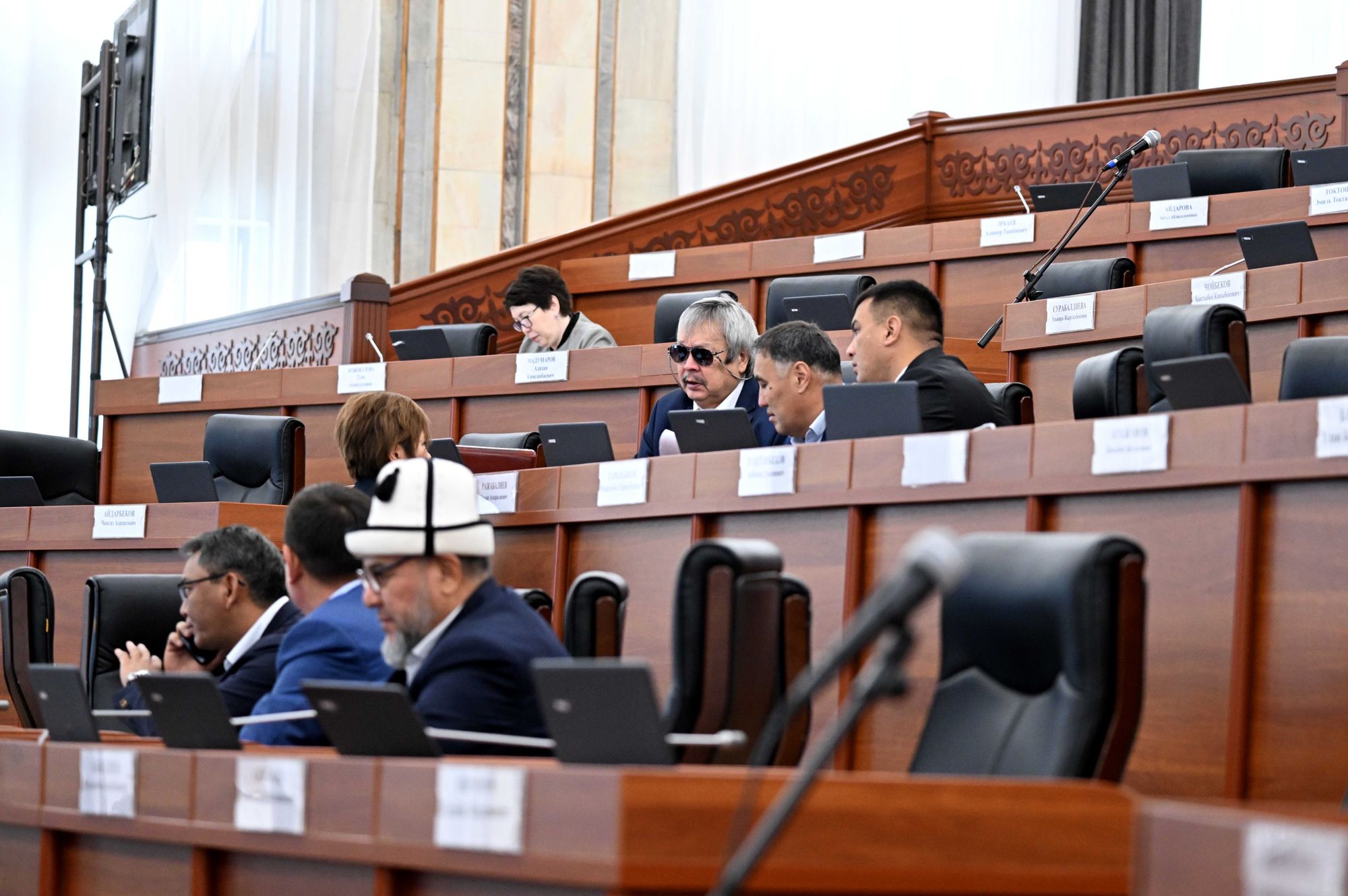 ЖК принял три законопроекта по реконструкции автодороги Суусамыр - Талас - Тараз во втором чтении