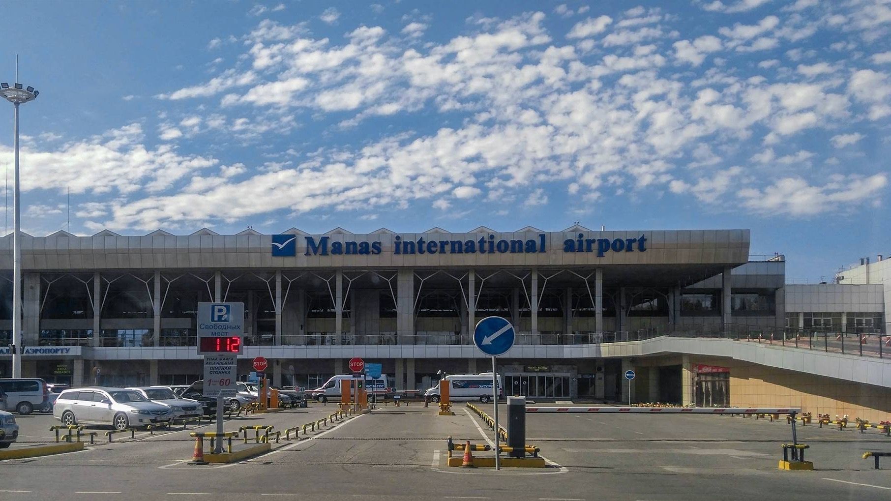 В международном аэропорту "Манас" построят автостоянку с электрозарядками