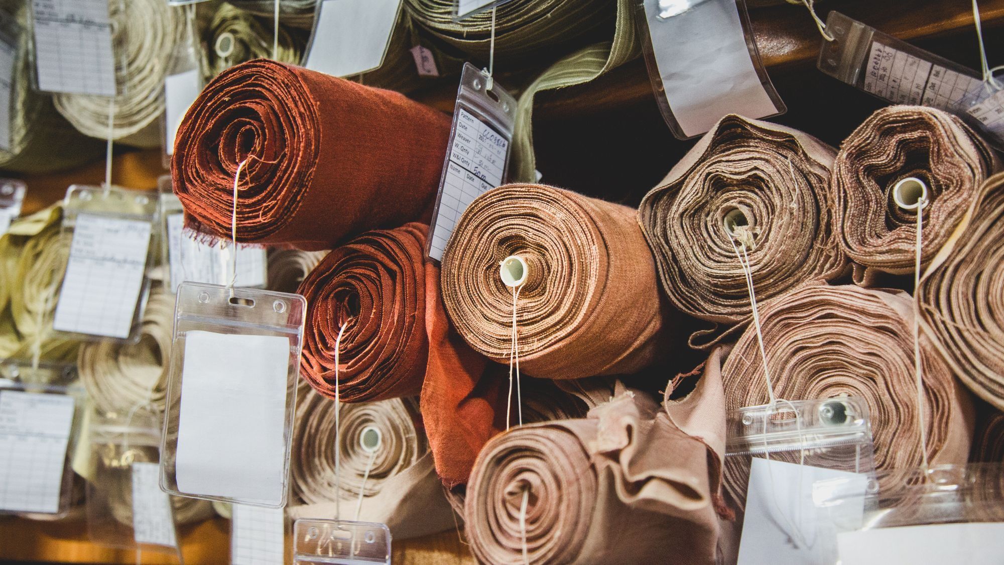 В Кыргызстане хотят создать базы для поставок текстильного сырья из Китая - замминистра экономики КР