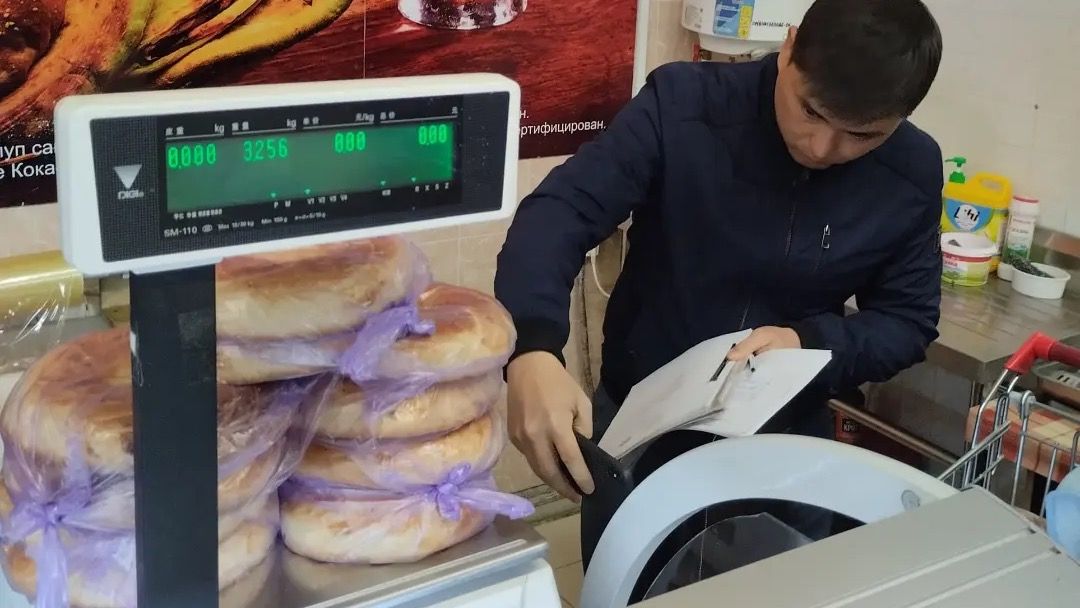 В Джалал-Абаде оштрафовали гипермаркет "Азия" - там завысили цены на лепешки