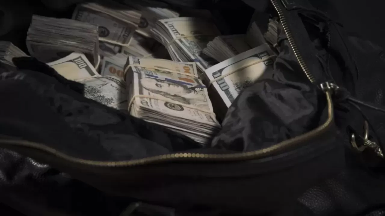 Три иностранца попытались вывезти из Кыргызстана в Узбекистан почти $33 тысячи