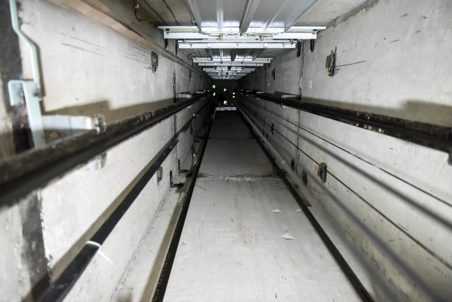 "Большой металлический гроб". Бишкекчан заставляют брать на баланс лифты без тревожной кнопки и вентиляции