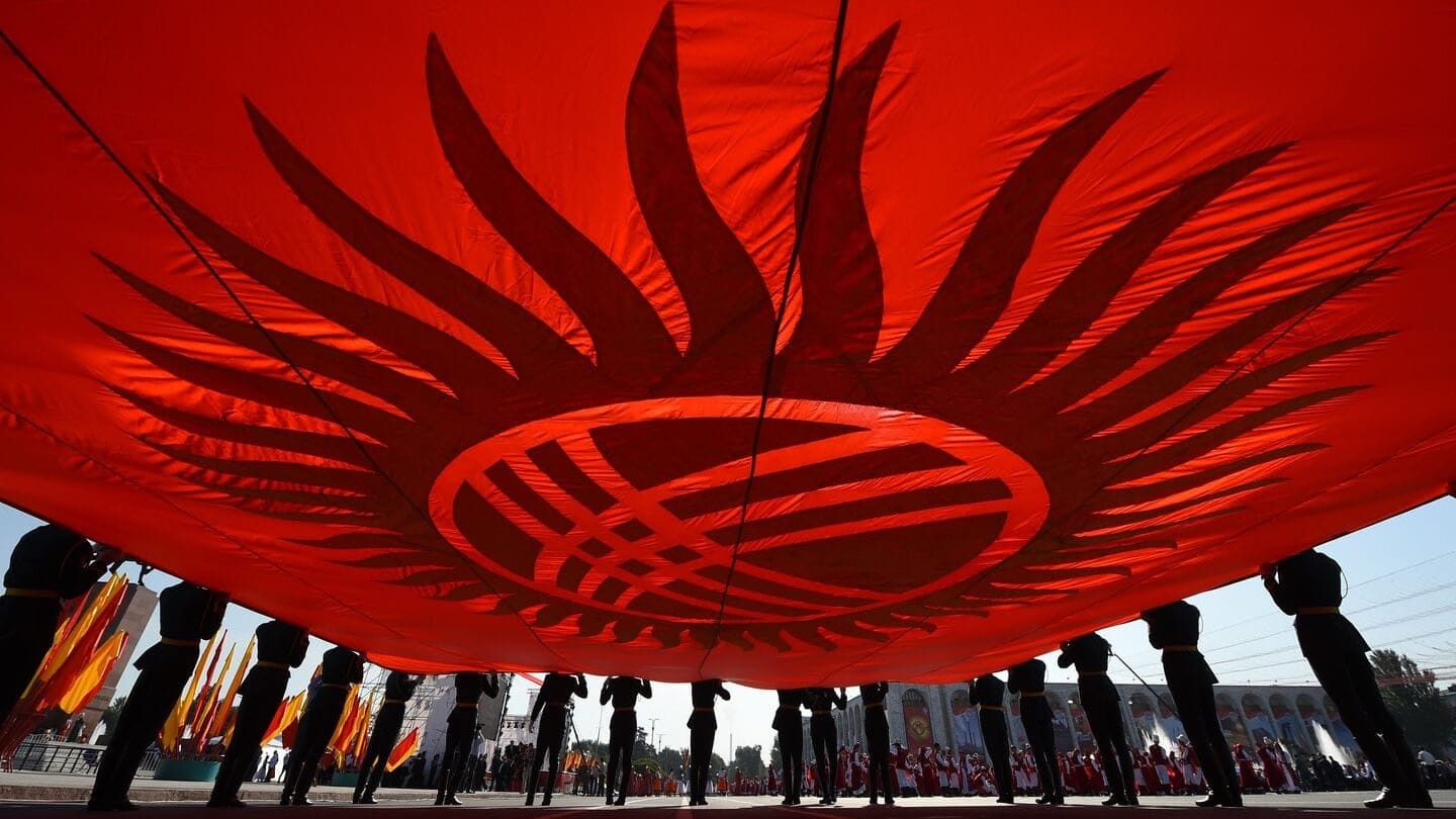 "Измена нашему флагу" – ЖК принял в первом чтении законопроект об изменении государственной символики