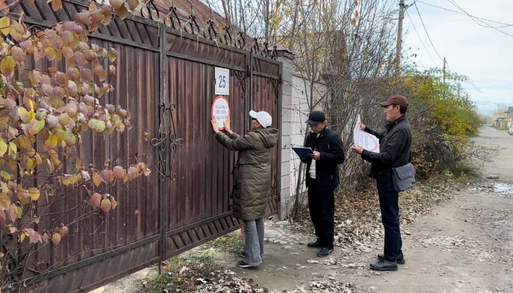 В Бишкеке начали клеймить должников, не оплачивающих вывоз мусора