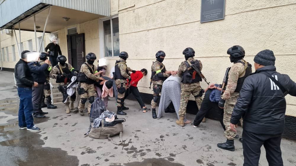 В Оше задержаны 11 человек — их подозревают в ограблении обменки, терроризме и экстремизме (фото)