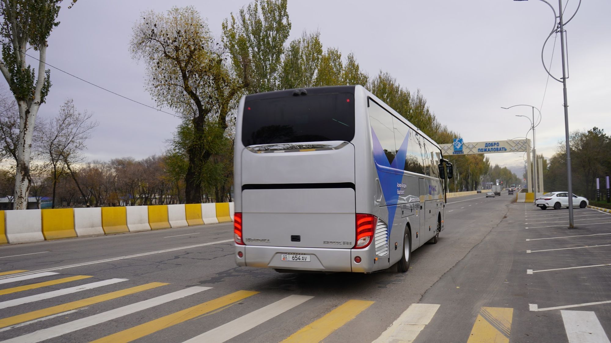 Группа МАМ купила два автобуса для сотрудников аэропорта "Манас"