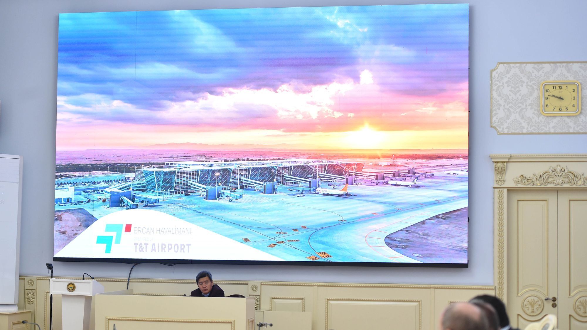 Кабмин провел переговоры с  компанией, управляющей аэропортом на Северном Кипре