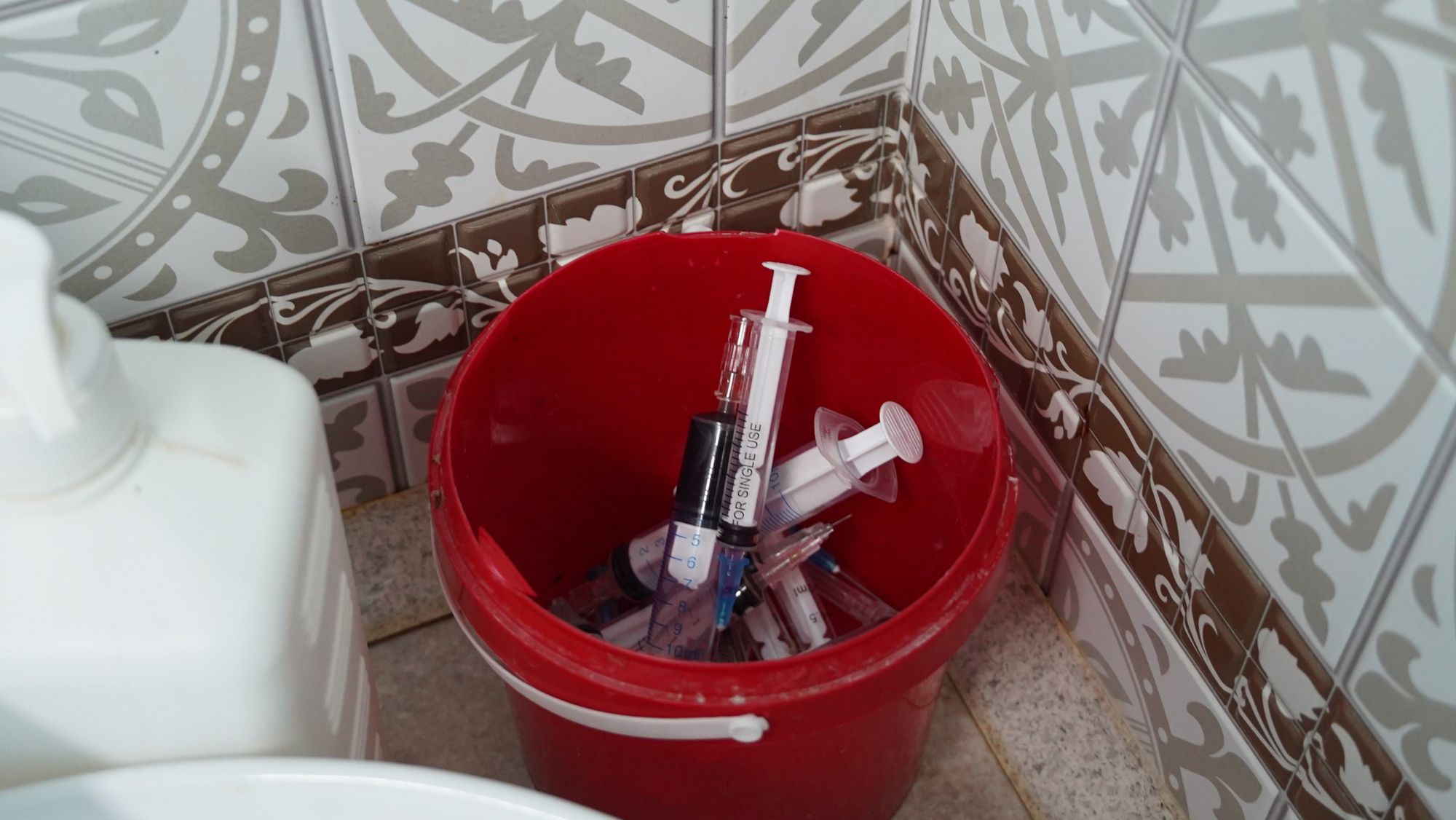 В Бишкеке оштрафовали 26 косметологических салонов, работавших без лицензии