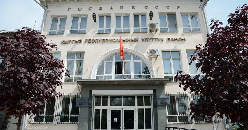 В третьем квартале Нацбанк купил доллары на 3 млрд сомов для стабилизации курса
