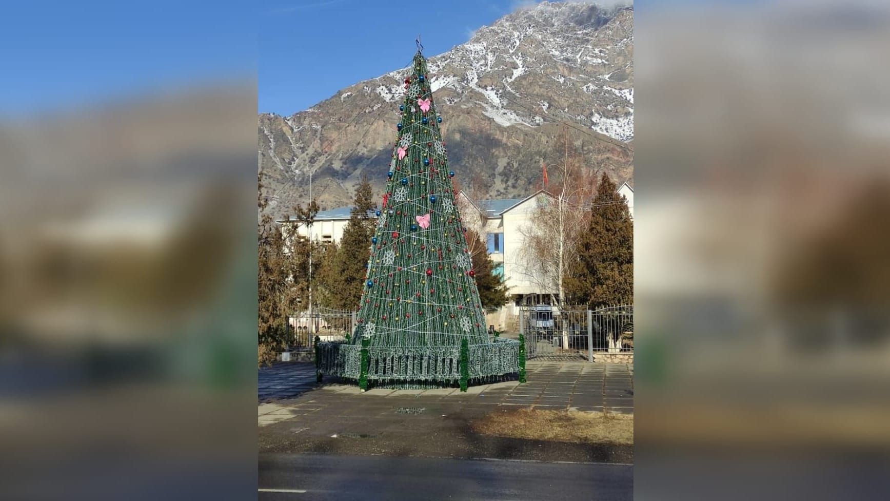 В Кара-Куле в третий раз за два года загорелась новогодняя елка — видео