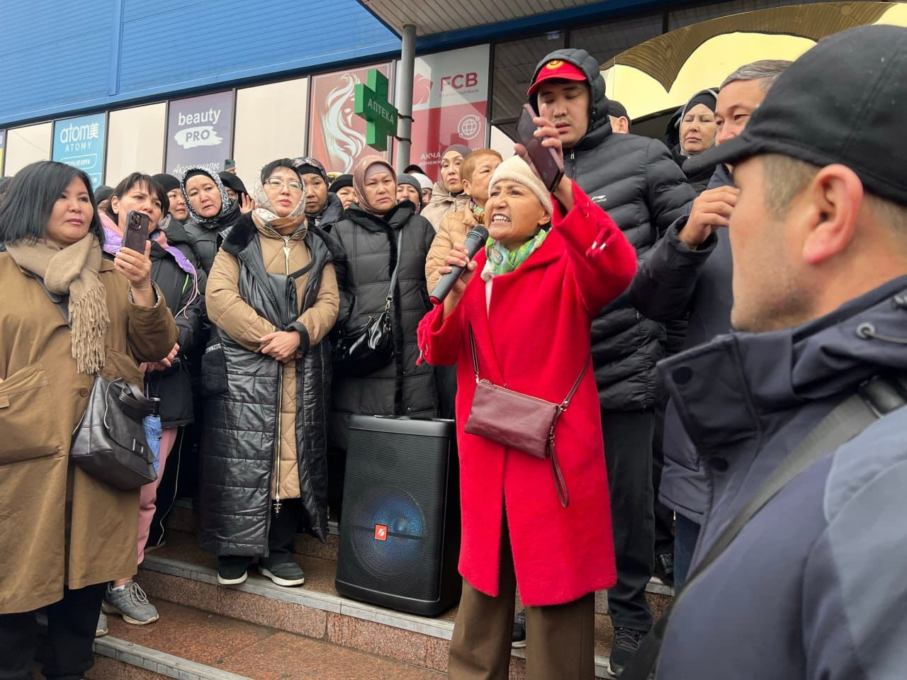 Президент создал рабочую комиссию в связи с протестами на рынках КР — Алагозов