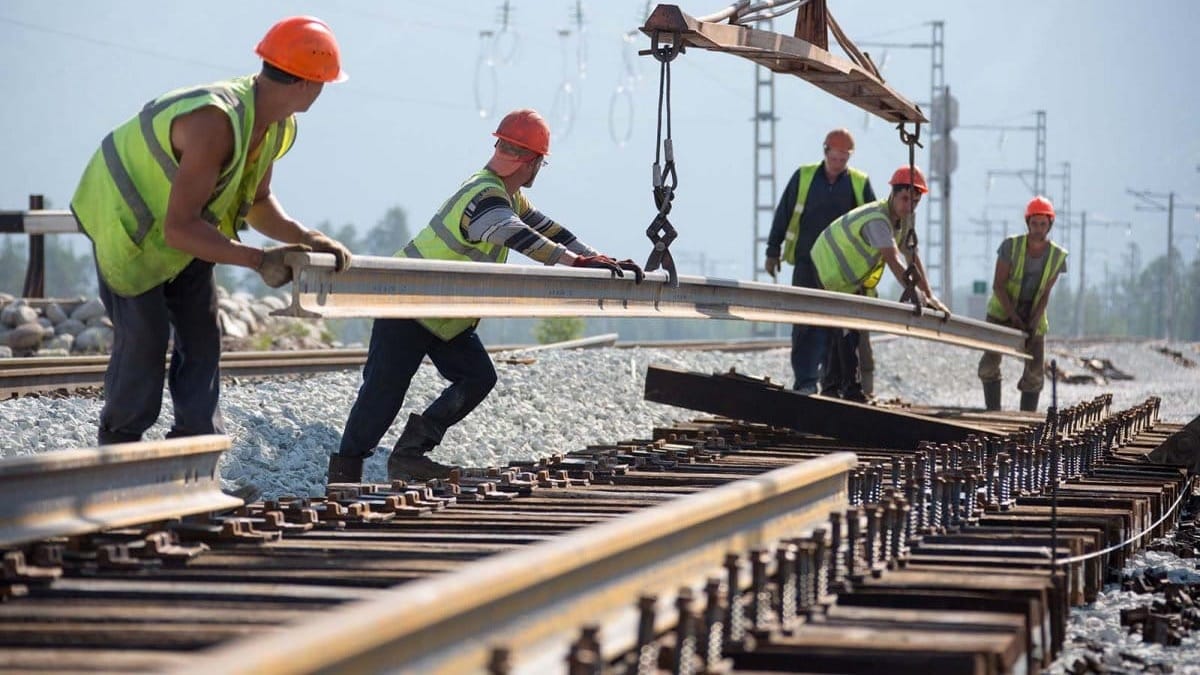 "Кыргыз темир жолу" уложил почти 10 километров железобетонных шпал